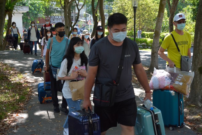學長、學姐協助搬運行李。(照片/慈濟大學提供)