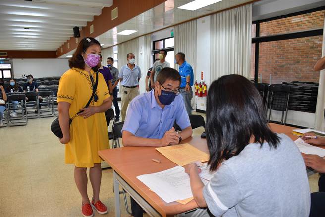 现任竹南镇长方进兴31日上午完成连任参选登记。（谢明俊摄）