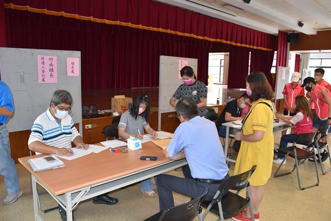 现任竹南镇长方进兴31日上午完成连任参选登记。（谢明俊摄）
