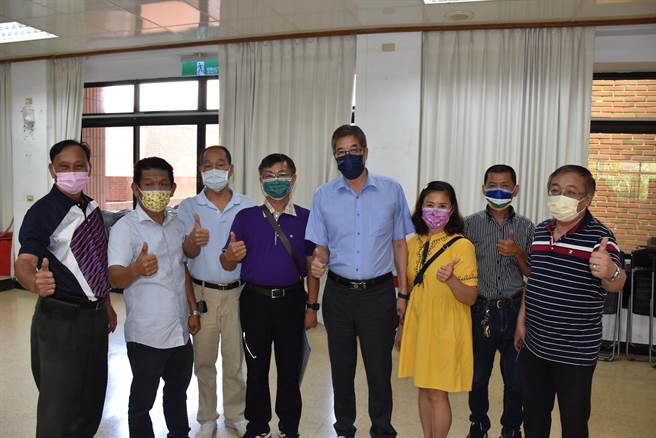 现任竹南镇长方进兴31日上午完成连任参选登记。（谢明俊摄）