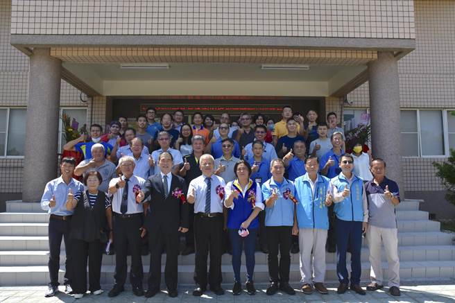 金门塔山发电厂今天举行新、卸任厂长交接仪式，未来将持续完善发电各项设备，汰换老旧机组和增设空污处理设备，进一步提升服务品质。（塔山电厂提供）