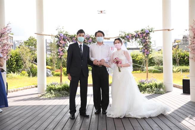 第4对新人简柏永（左）、苏育妏（右）从市府举办的单身联谊活动认识到步入红毯。（陈彩玲摄）