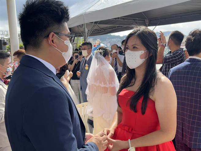 2022年基隆市联合婚礼8月31日于基隆港东岸旅客中心3楼「丽都蝶客花园」举行。（陈彩玲摄）