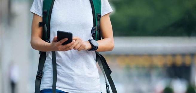 原PO儿子不满她送的手机，半夜打电话飙骂。(示意图/翻摄自达志影像)