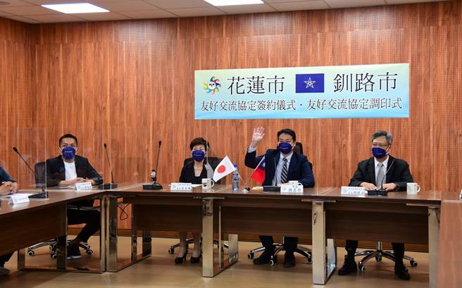 花蓮市與日本釧路市簽訂友好城市，市長魏嘉賢、代表會主席蘇美珠、副主席李振瑋，外交部東部辦事處長胡琪斌等人都參與。（花蓮市公所提供）