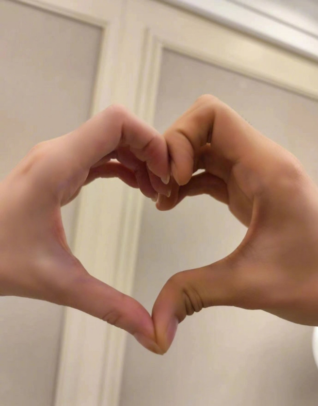 金莎惊喜晒照放闪，认爱素人男友，已交往半年多。(图/ 摘自金莎微博)