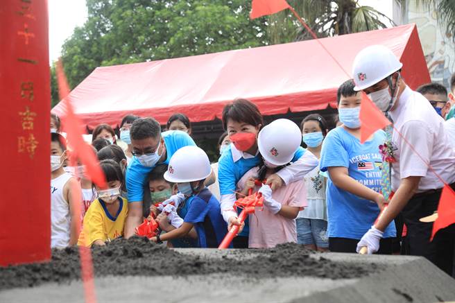 大甲区文昌国小活动中心昨动土，市长卢秀燕主持典礼祈求工程顺利。（陈淑娥摄）
