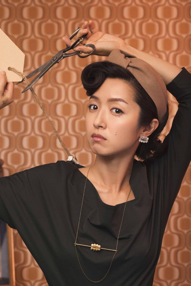 鬍子小姐转折「#撕标籤做自己」 转 垂坠长项炼, 转 枣型耳针。（以觉学INTZUITION提供）