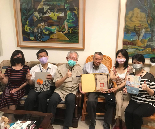 史博馆梁永斐馆长8月31日率馆员一行，亲访王秀雄教授，回赠出版品《王秀雄―美育人生》，感谢王秀雄教授长期对史博馆的支持与爱护，并祝福中秋佳节平安健康。（图／国立歷史博物馆提供）