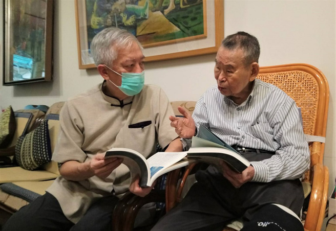 史博馆梁永斐馆长8月31日亲访王秀雄教授，表达诚挚的谢意与关怀，与王教授一同翻阅《王秀雄―美育人生》回忆畅谈人生心得。（图／国立歷史博物馆提供）