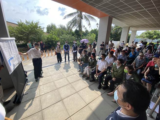 民进党台中市长参选人蔡其昌，与立委林静仪、台中市议员张家铵，台中市议员候选人曾威、交通部长王国材等人前往中捷九张犁站，会勘大庆车站到乌日车站高架化进度。（冯惠宜摄）