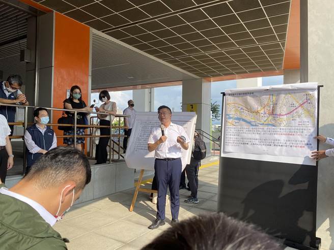 民进党台中市长参选人蔡其昌前往中捷九张犁站，会勘大庆车站到乌日车站高架化进度。（冯惠宜摄）