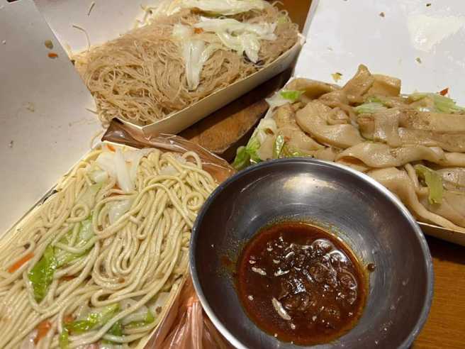 网友买了三个餐盒回家，每一个都被老板塞得满满。（图／取自爆废公社公开版）