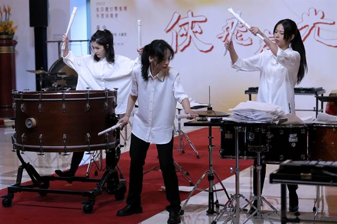 乐手在舞台上使用手铐、报纸成为乐器，2022朱宗庆打击乐团年度音乐会《侠飞春光》，以打击乐描绘蒋渭水的生命场景。（黄世麒摄）