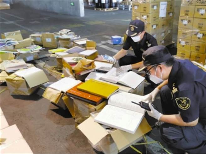 天津新港海关查扣台湾「违反一中原则」的图书。（今晚报）