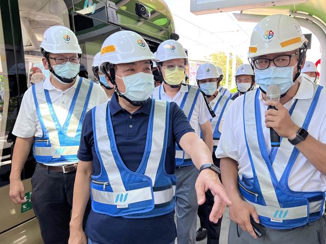 新北市长侯友宜今日下午视察安坑轻轨工程。（李奇叡摄）