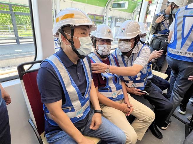 侯友宜从安坑轻轨台北小城站试乘至十四张站。（李奇叡摄）
