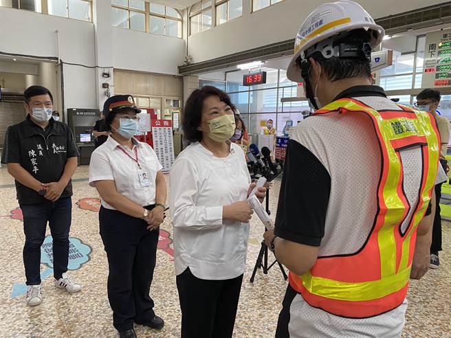 嘉义市长黄敏惠今天视察铁路高架化新车站施工进度，请交通部铁道局中工处督促加强安全管理。（廖素慧摄）