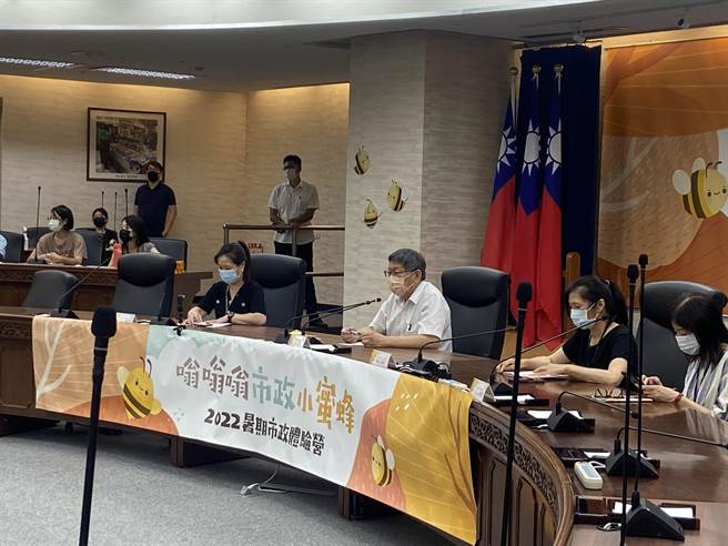 台北市长柯文哲（中）今下午参加「嗡嗡嗡市政小蜜蜂─暑期市政体验营」，会前受访。（陈薏云摄）