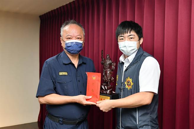 台中市警察局长蔡苍柏（左）于31日于局务会报中表扬有功人员并颁发破案奖金及关公像。（台中市警察局提供／张妍溱台中传真）
