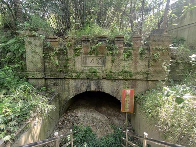 苗栗县政府31日表示，经审议通过指定2处古蹟，其中「台铁旧山线－见返(土反)隧道群」包含日治时期的见返(土反)隧道与后期兴建的造桥隧道。「见返(土反)旧隧道」为旧山线铁道苗栗县内第1座隧道，于1903年（明治36）竣工，全长约193.1公尺，隧道北口有「穿月」的题匾。
（图/ 中央社）
