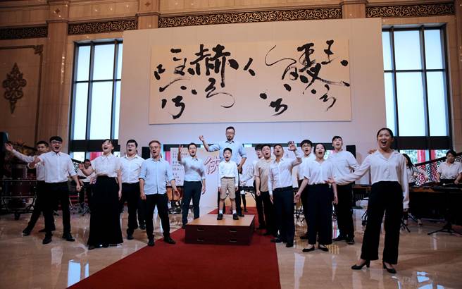 2022朱宗慶打擊樂團年度音樂會「俠飛春光－晨鐘暮鼓蔣渭水」，集合4位作曲家，各自用不同的音樂風格，以打擊樂描繪出蔣渭水生命中的7個場景。最終曲的「俠飛春光」，將蔣渭水比作希臘神話中不懼飛太高的少年伊卡洛斯，以少年童聲唱出不畏精神，最後打擊樂與大合唱一起將最終氣氛推向高潮，帶出台灣社會在蔣渭水登高一呼後，持續突破與找尋自我定位的過程，極具渲染力。（黃世麒攝）