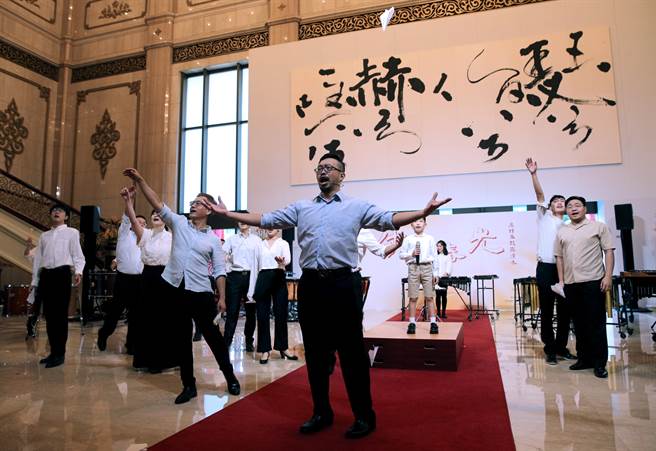 2022朱宗慶打擊樂團年度音樂會「俠飛春光－晨鐘暮鼓蔣渭水」。最終曲的「俠飛春光」，將蔣渭水比作希臘神話中不懼飛太高的少年伊卡洛斯，以少年童聲唱出不畏精神，最後打擊樂與大合唱一起將最終氣氛推向高潮，帶出台灣社會在蔣渭水登高一呼後，持續突破與找尋自我定位的過程，極具渲染力。（黃世麒攝）