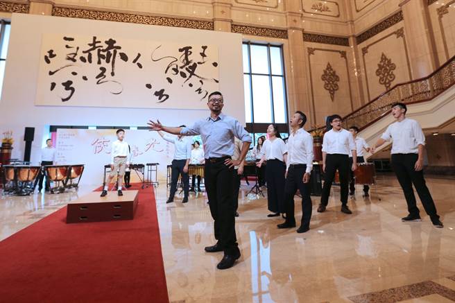 2022朱宗慶打擊樂團年度音樂會「俠飛春光－晨鐘暮鼓蔣渭水」。最終曲的「俠飛春光」，將蔣渭水比作希臘神話中不懼飛太高的少年伊卡洛斯，以少年童聲唱出不畏精神，最後打擊樂與大合唱一起將最終氣氛推向高潮，帶出台灣社會在蔣渭水登高一呼後，持續突破與找尋自我定位的過程，極具渲染力。（黃世麒攝）