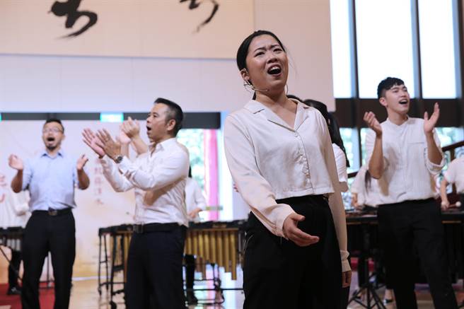 2022朱宗慶打擊樂團年度音樂會「俠飛春光－晨鐘暮鼓蔣渭水」。最終曲的「俠飛春光」，將蔣渭水比作希臘神話中不懼飛太高的少年伊卡洛斯，以少年童聲唱出不畏精神，最後打擊樂與大合唱一起將最終氣氛推向高潮，帶出台灣社會在蔣渭水登高一呼後，持續突破與找尋自我定位的過程，極具渲染力。（黃世麒攝）