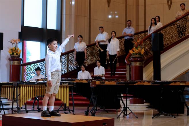 2022朱宗慶打擊樂團年度音樂會「俠飛春光－晨鐘暮鼓蔣渭水」。最終曲的「俠飛春光」，將蔣渭水比作希臘神話中不懼飛太高的少年伊卡洛斯，以少年童聲唱出不畏精神，最後打擊樂與大合唱一起將最終氣氛推向高潮，帶出台灣社會在蔣渭水登高一呼後，持續突破與找尋自我定位的過程，極具渲染力。（黃世麒攝）