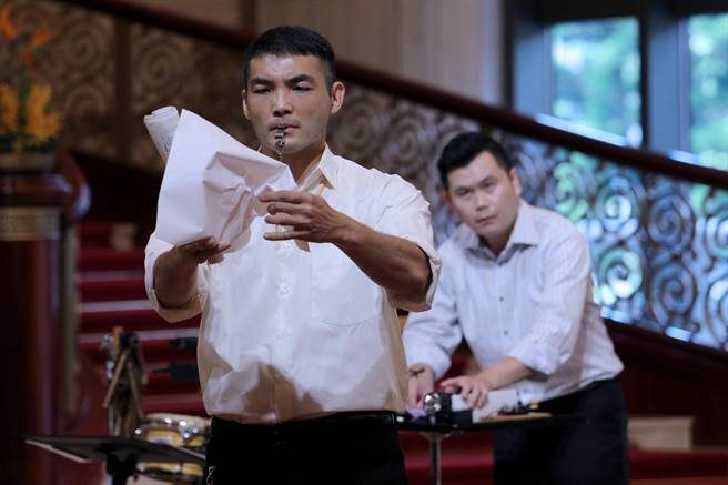 2022朱宗慶打擊樂團年度音樂會「俠飛春光－晨鐘暮鼓蔣渭水」。由作曲家蔡昀恬所寫的第3曲「何罪之有」，講述《臺灣民報》被禁，求知民眾依然用各種方式傳遞新思想，充分活用「報紙」做為打擊素材，時為鼓棒、時為樂器，甚至撕裂的聲響也可入樂，相當具有戲劇張力。（黃世麒攝）