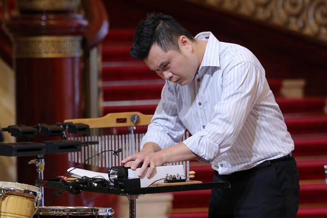 2022朱宗慶打擊樂團年度音樂會「俠飛春光－晨鐘暮鼓蔣渭水」。由作曲家蔡昀恬所寫的第3曲「何罪之有」，講述《臺灣民報》被禁，求知民眾依然用各種方式傳遞新思想，包括按壓電報機的聲響也可入樂，相當具有戲劇張力。（黃世麒攝）