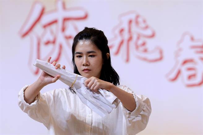 2022朱宗慶打擊樂團年度音樂會「俠飛春光－晨鐘暮鼓蔣渭水」。由作曲家蔡昀恬所寫的第3曲「何罪之有」，講述《臺灣民報》被禁，求知民眾依然用各種方式傳遞新思想，充分活用「報紙」做為打擊素材，時為鼓棒、時為樂器，甚至撕裂的聲響也可入樂，相當具有戲劇張力。（黃世麒攝）