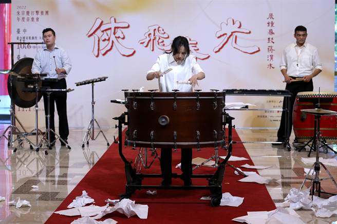 2022朱宗慶打擊樂團年度音樂會「俠飛春光－晨鐘暮鼓蔣渭水」。由作曲家蔡昀恬所寫的第3曲「何罪之有」，講述《臺灣民報》被禁，求知民眾依然用各種方式傳遞新思想，包括按壓電報機的聲響也可入樂，相當具有戲劇張力。（黃世麒攝）