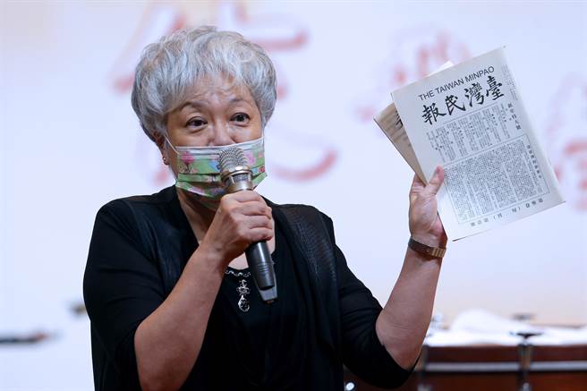 2022朱宗慶打擊樂團年度音樂會「俠飛春光－晨鐘暮鼓蔣渭水」。蔣渭水文化基金會副執行長蔣理容手持《台灣民報》，希望能藉由音樂會傳遞蔣渭水啟迪精神。（黃世麒攝）