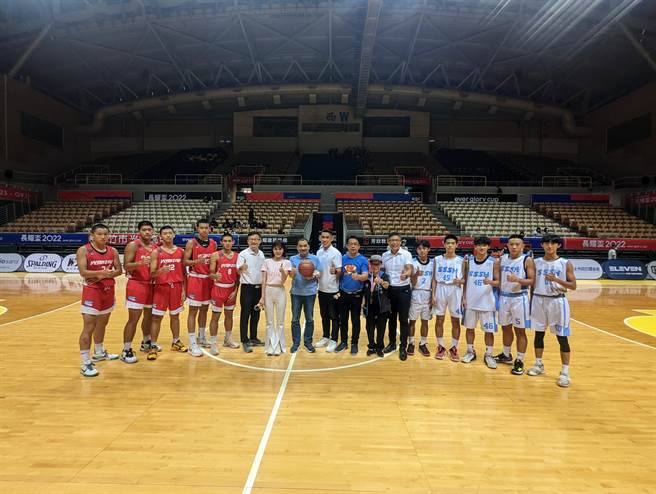 第九届「2022 egc长耀杯全国公益高中／大专篮球联赛」，全国百支队伍自8月23日至9月11日在新庄体育馆引爆战火，其中高中男子组战况激烈，16强赛事也热烈开打。(黄敬文摄)