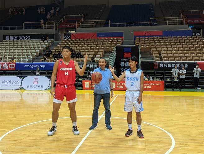 新北市长侯友宜今31日晚间出席开幕典礼，并且担任开球嘉宾，勉励年轻球员持续精进自我，争取佳绩。(黄敬文摄)