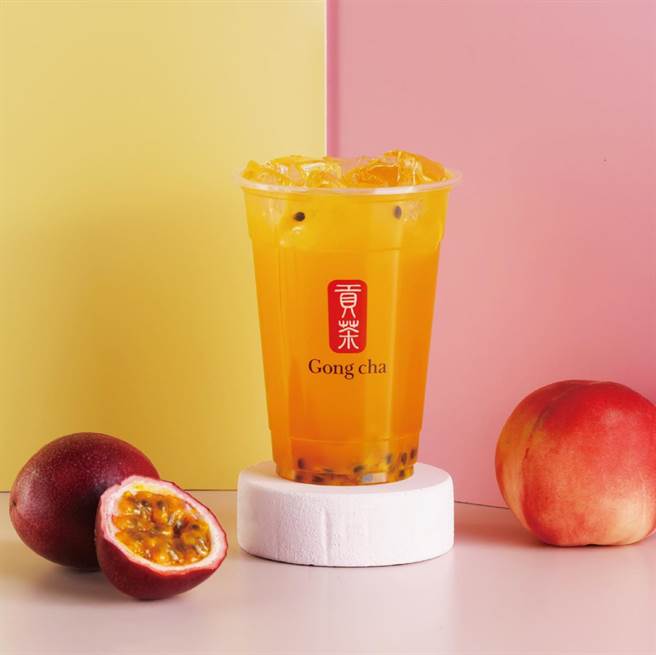 贡茶「冰摇蜜桃果茶」，北部60元，南部55元。（贡茶提供）