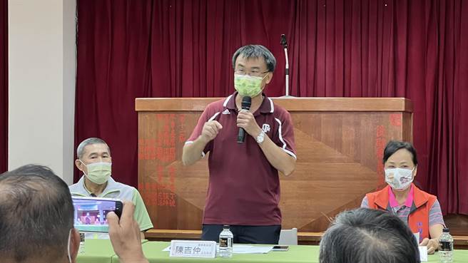 农委会主委陈吉仲（中）下乡与农民座谈，对于农民盼公粮价格调高，陈无奈说「歹势啦」。（张毓翎摄）