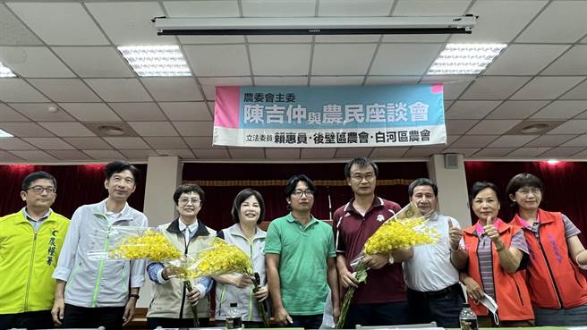 白河青农张禄棠（右五）送自己栽种的文心兰给农委会主委陈吉仲（右四）。（张毓翎摄）