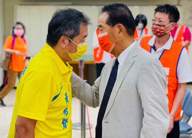 黄希贤今（31）日前往基隆选委会，以无党无派的身份，正式登记参选基隆市长，他也非常感谢亲民党主席宋楚瑜的鼓励。（取自黄希贤脸书）