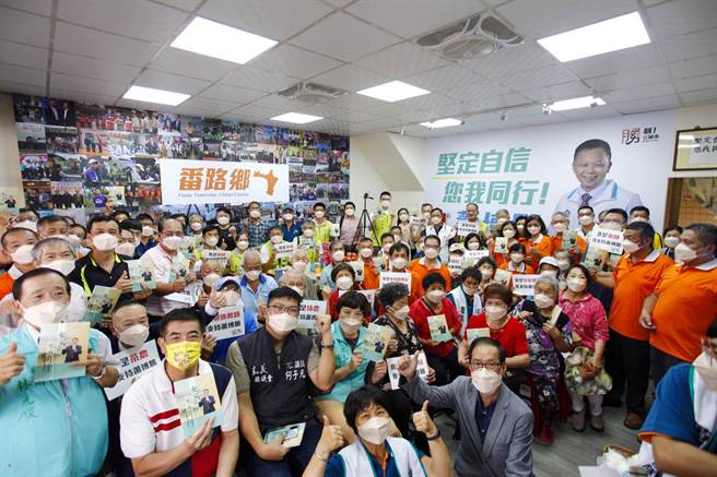 嘉义县药师公会前理事长萧博胜今举办「坚定自信，您我同行」新书发表会，地方各界人士盛情参与。（萧博胜竞选团队提供∕吕妍庭嘉义传真）