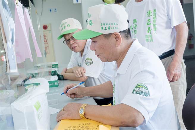 获民进党徵召的乡代会副主席陈正升在议长张明达陪同下完成番路乡长参选登记。（取自陈正升脸书∕吕妍庭嘉义传真）