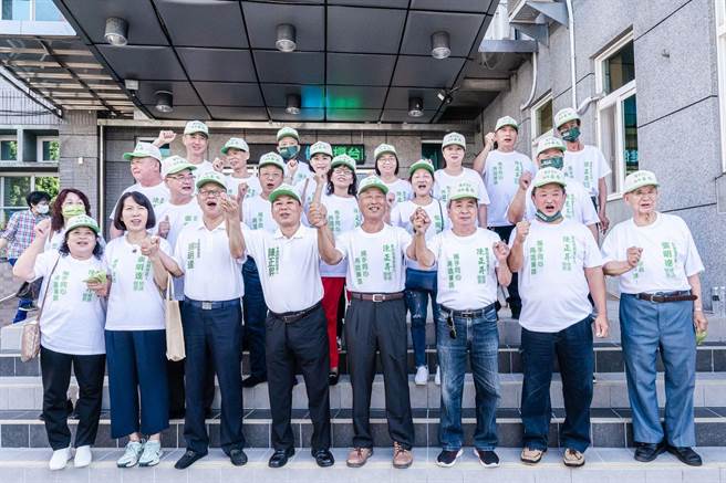 陈正升在议长张明达等人陪同下完成番路乡长参选登记。（取自陈正升脸书∕吕妍庭嘉义传真）