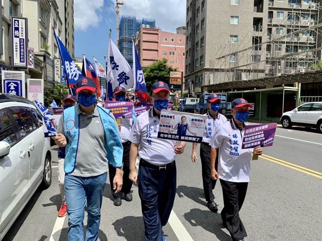 市议员林政贤与家人以哈利波特为主题，打扮成魔法森林学校校长，带着全家大小一起来登记竞选连任。(林政贤提供／蔡依珍桃园传真)