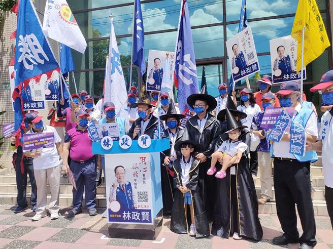 市议员林政贤与家人以哈利波特为主题，打扮成魔法森林学校校长，带着全家大小一起来登记竞选连任。(林政贤提供／蔡依珍桃园传真)