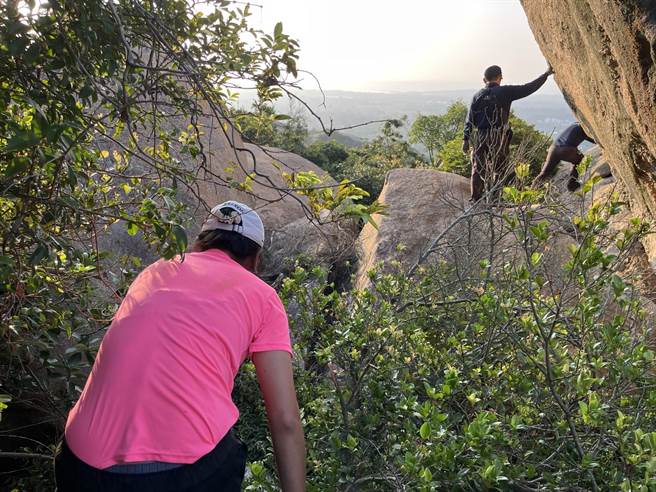 金门2名中年妇人昨循鹊山秘境路线，走蜈蚣飞行步道往太武山途中，因天色昏暗迷失方向，县消防局据报出动大批人力，协同军警费时11小时大搜索，今天清晨总算寻获安全护送下山。（ 金门消防局提供）