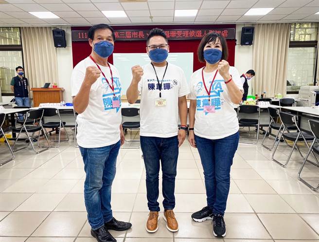 获国民党徵召参选桃园市平镇区市议员的参选人陈韦晔，今在父母立法委员吕玉玲、桃园市议员陈万得等人陪同下完成市议员参选登记。(陈韦晔提供／蔡依珍桃园传真)