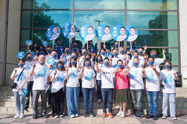 获国民党徵召参选桃园市平镇区市议员的参选人陈韦晔，今在父母立法委员吕玉玲、桃园市议员陈万得等人陪同下完成市议员参选登记。(陈韦晔提供／蔡依珍桃园传真)