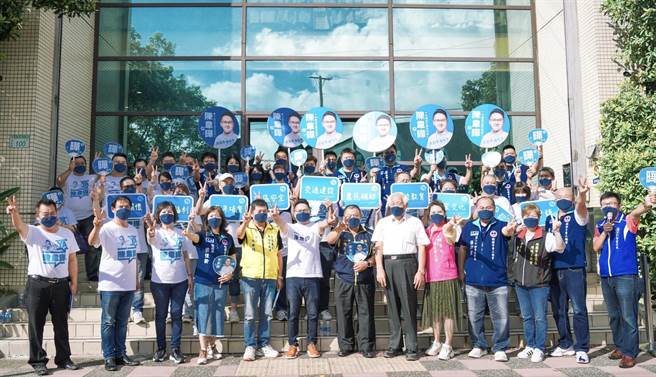 获国民党徵召参选桃园市平镇区市议员的参选人陈韦晔，今在父母立法委员吕玉玲、桃园市议员陈万得等人陪同下完成市议员参选登记。(陈韦晔提供／蔡依珍桃园传真)